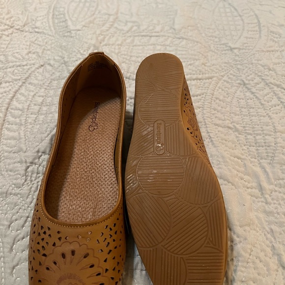 Size 8 women’s baretraps flats - Picture 4 of 4